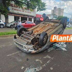 Fotos de Câmera registra carro capotando após bater em carro e moto estacionados em Maringá