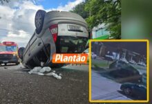 Fotos de Câmera registra carro capotando após bater em carro e moto estacionados em Maringá