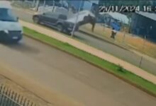 Fotos de Carro estacionado capota ‘sozinho’ no Paraná; vídeo mostra acidente