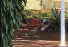 Fotos de Casal é flagrado fazendo sexo em praça no centro de Maringá; VÍDEO