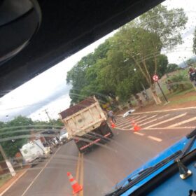 Fotos de Dois motociclistas mortos após colisão com árvore são identificados no IML de Maringá