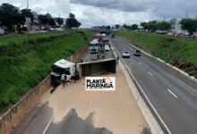 Fotos de Carreta tomba e interdita pista no Contorno Norte em direção a Sarandi