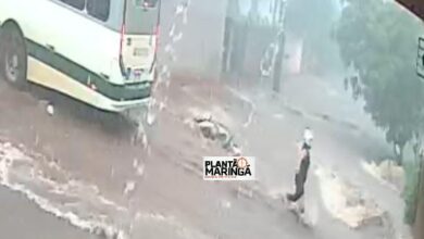 Fotos de Moto é arrastada por enxurrada durante temporal em Sarandi; Vídeo