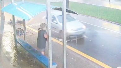 Fotos de Motorista colide em moto estacionada e foge em Maringá