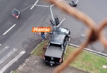 Fotos de Motorista derruba semáforo e causa transtornos no trânsito em Maringá