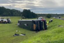 Fotos de Ônibus de dois andares com 34 pessoas que saiu de Maringá tomba em Itatinga (SP)