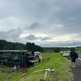 Fotos de Ônibus de dois andares com 34 pessoas que saiu de Maringá tomba em Itatinga (SP)