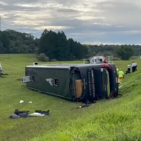 Fotos de Ônibus de dois andares com 34 pessoas que saiu de Maringá tomba em Itatinga (SP)