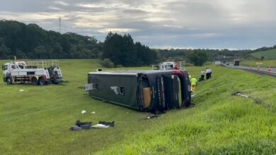 Fotos de Ônibus de dois andares com 34 pessoas que saiu de Maringá tomba em Itatinga (SP)