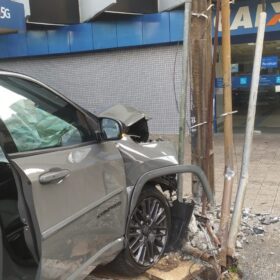 Fotos de Táxi fura sinal vermelho e bate em SUV no centro de Maringá; VÍDEO