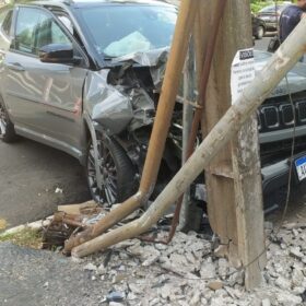 Fotos de Táxi fura sinal vermelho e bate em SUV no centro de Maringá; VÍDEO