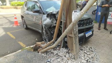 Fotos de Táxi fura sinal vermelho e bate em SUV no centro de Maringá; VÍDEO