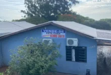 Fotos de ‘Vende-se esta casa. Motivo: vizinho chato’. Placa com frase inusitada viraliza