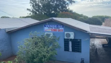 Fotos de ‘Vende-se esta casa. Motivo: vizinho chato’. Placa com frase inusitada viraliza