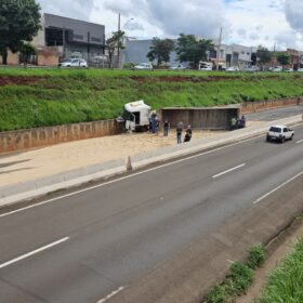 Fotos de Vídeo mostra carreta tombando no Contorno Norte em Maringá