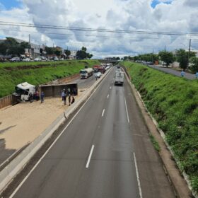 Fotos de Vídeo mostra carreta tombando no Contorno Norte em Maringá