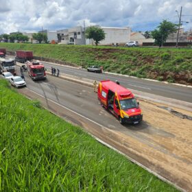 Fotos de Vídeo mostra carreta tombando no Contorno Norte em Maringá