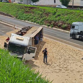 Fotos de Vídeo mostra carreta tombando no Contorno Norte em Maringá