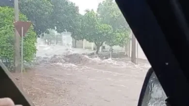 Fotos de Vídeo: Ruas de cidade da região alagam durante chuva forte nesta sexta-feira