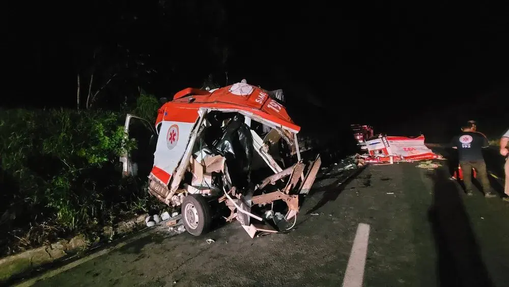 Fotos de Três socorristas do Samu e paciente morrem em acidente entre ambulância e caminhão