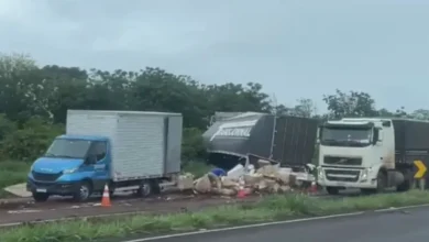 Fotos de Batida entre caminhões na BR-376 deixa carga espalhada na pista