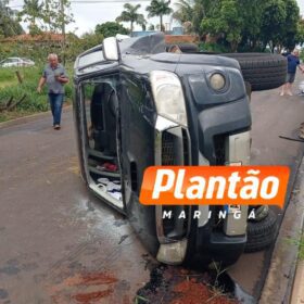 Fotos de Caminhonete capota duas vezes depois de batida em Mandaguaçu