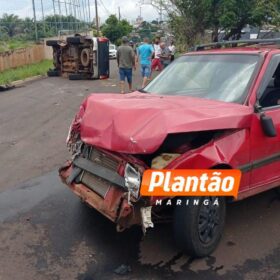 Fotos de Caminhonete capota duas vezes depois de batida em Mandaguaçu