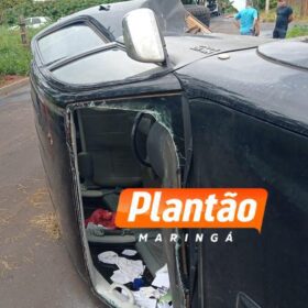 Fotos de Caminhonete capota duas vezes depois de batida em Mandaguaçu