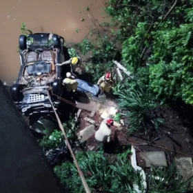 Fotos de Carro cai de ponte e fica submerso em rio na região de Maringá; motorista morreu