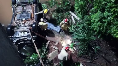 Fotos de Carro cai de ponte e fica submerso em rio na região de Maringá; motorista morreu