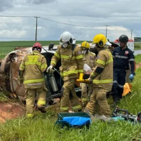 Fotos de Carro capota após aquaplanar na PR-323 entre Maringá e Doutor Camargo