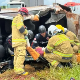 Fotos de Carro capota após aquaplanar na PR-323 entre Maringá e Doutor Camargo