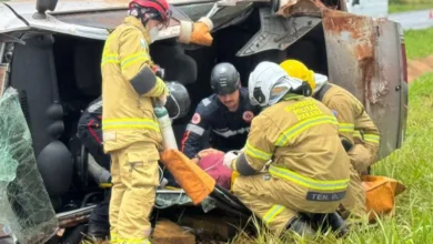 Fotos de Carro capota após aquaplanar na PR-323 entre Maringá e Doutor Camargo