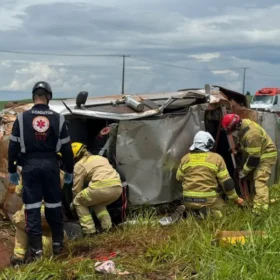 Fotos de Carro capota após aquaplanar na PR-323 entre Maringá e Doutor Camargo