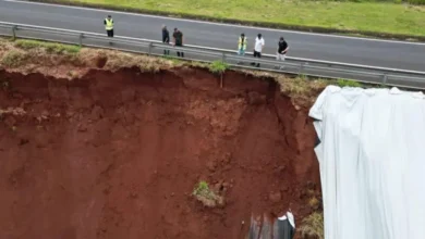 Fotos de Deslizamento interdita trecho da BR-376 em Nova Esperança; veja vídeo