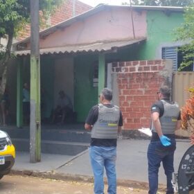 Fotos de Homem é executado na frente da mãe com mais de 15 tiros