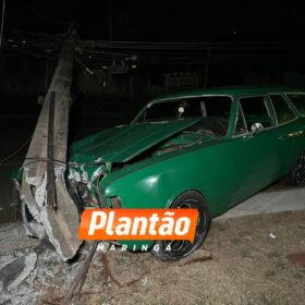 Fotos de Motorista perde controle de Caravan e bate em poste em Maringá