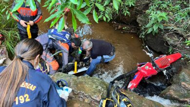 Fotos de Trilheiro é resgatado pelo helicóptero do Samu após queda de moto