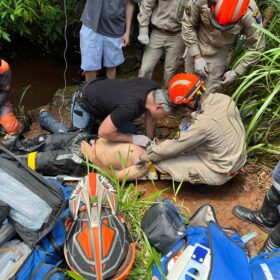 Fotos de Trilheiro é resgatado pelo helicóptero do Samu após queda de moto