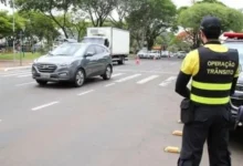 Fotos de Agentes de trânsito estão usando dispositivo de choque para autodefesa em Maringá