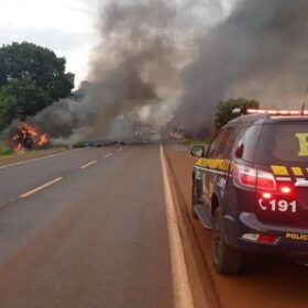 Fotos de Caminhão-tanque explode em acidente com três veículos e deixa dois mortos e nove feridos na BR-369