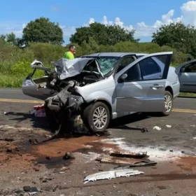 Fotos de Carro que acidentou no PR levava jovem no porta-malas; 3 morreram