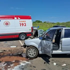 Fotos de Carro que acidentou no PR levava jovem no porta-malas; 3 morreram