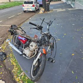 Fotos de Casal em motocicleta fica ferido em acidente no Jardim Alvorada, em Maringá