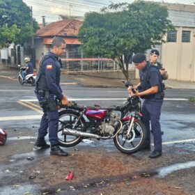 Fotos de Casal em motocicleta fica ferido em acidente no Jardim Alvorada, em Maringá