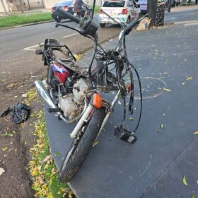 Fotos de Casal em motocicleta fica ferido em acidente no Jardim Alvorada, em Maringá