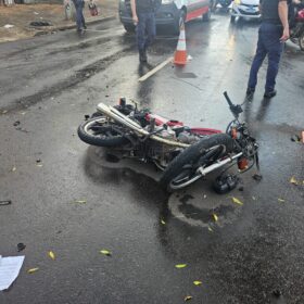 Fotos de Casal em motocicleta fica ferido em acidente no Jardim Alvorada, em Maringá