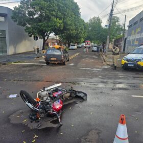 Fotos de Casal em motocicleta fica ferido em acidente no Jardim Alvorada, em Maringá