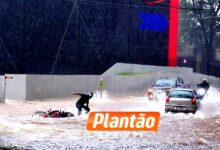 Fotos de Chuva forte causa alagamentos e arrasta veículos em Maringá