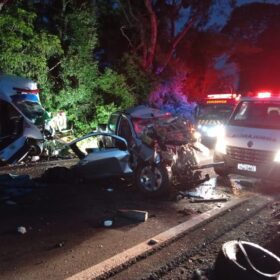 Fotos de Colisão frontal na PR-082 deixa dois mortos e uma mulher ferida